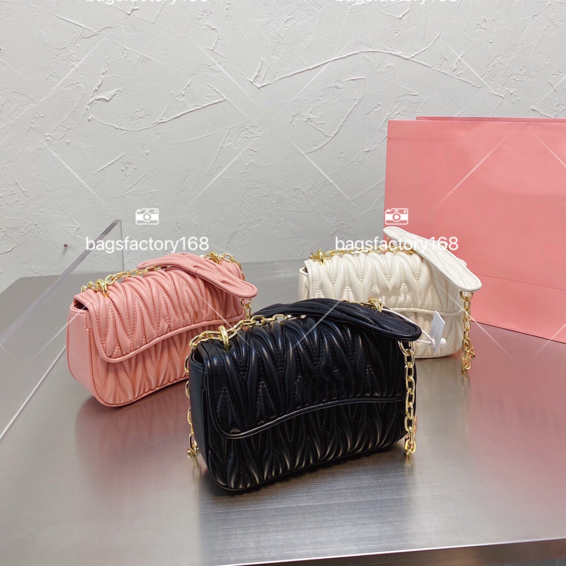Top Imported Leather Antique Frosted Metal Chain Shoulder Bag Classic Logo Crossbody Bags with wavy pleats Flip Package Delicate Lovely Swee
Top Imported Leather Antique Frosted Metal Chain Shoulder Bag Classic Logo Crossbody Bags with wavy pleats Flip Package Delicate Lovely Swee
