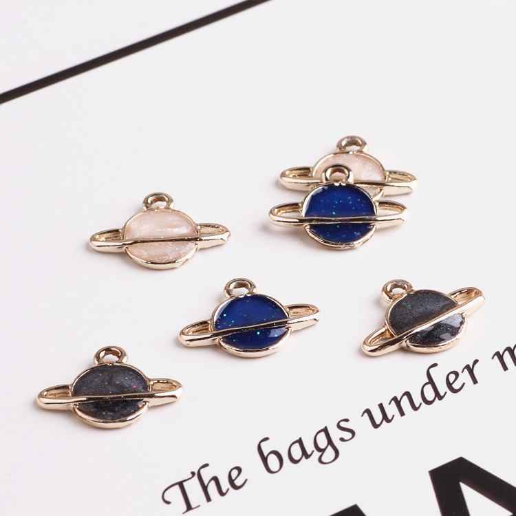 Whole 50PCs 12*16MM Glitter Enamel Alloy Saturn Pendant Charms DIY Ornaments Ornament Accessories Metal Oil Drop Charm
Whole 50PCs 12*16MM Glitter Enamel Alloy Saturn Pendant Charms DIY Ornaments Ornament Accessories Metal Oil Drop Charm