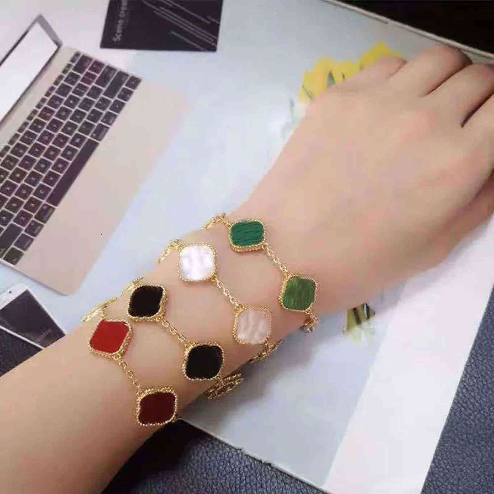 Luxury goods 5 flowers Classic Fashion Four Leaf Clover bracelet 18K Gold Chain Shell Bracelets Bangle Hand jewelry men and
Luxury goods 5 flowers Classic Fashion Four Leaf Clover bracelet 18K Gold Chain Shell Bracelets Bangle Hand jewelry men and