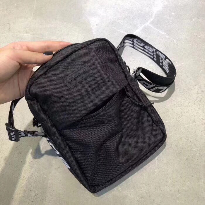 Fashion Man Women 44th SHOULDER BAG chest pack fashion bags Single shoulder backpack waist 4 colors version
Fashion Man Women 44th SHOULDER BAG chest pack fashion bags Single shoulder backpack waist 4 colors version