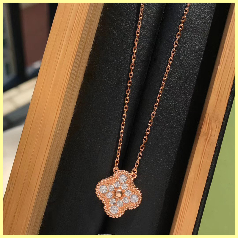 Designer Necklace Fashion Jewlery Designer Clover Diamond Pendant Necklace High Quality Luxurys Gold Necklaces For Women Wholesale 21092904R
Designer Necklace Fashion Jewlery Designer Clover Diamond Pendant Necklace High Quality Luxurys Gold Necklaces For Women Wholesale 21092904R