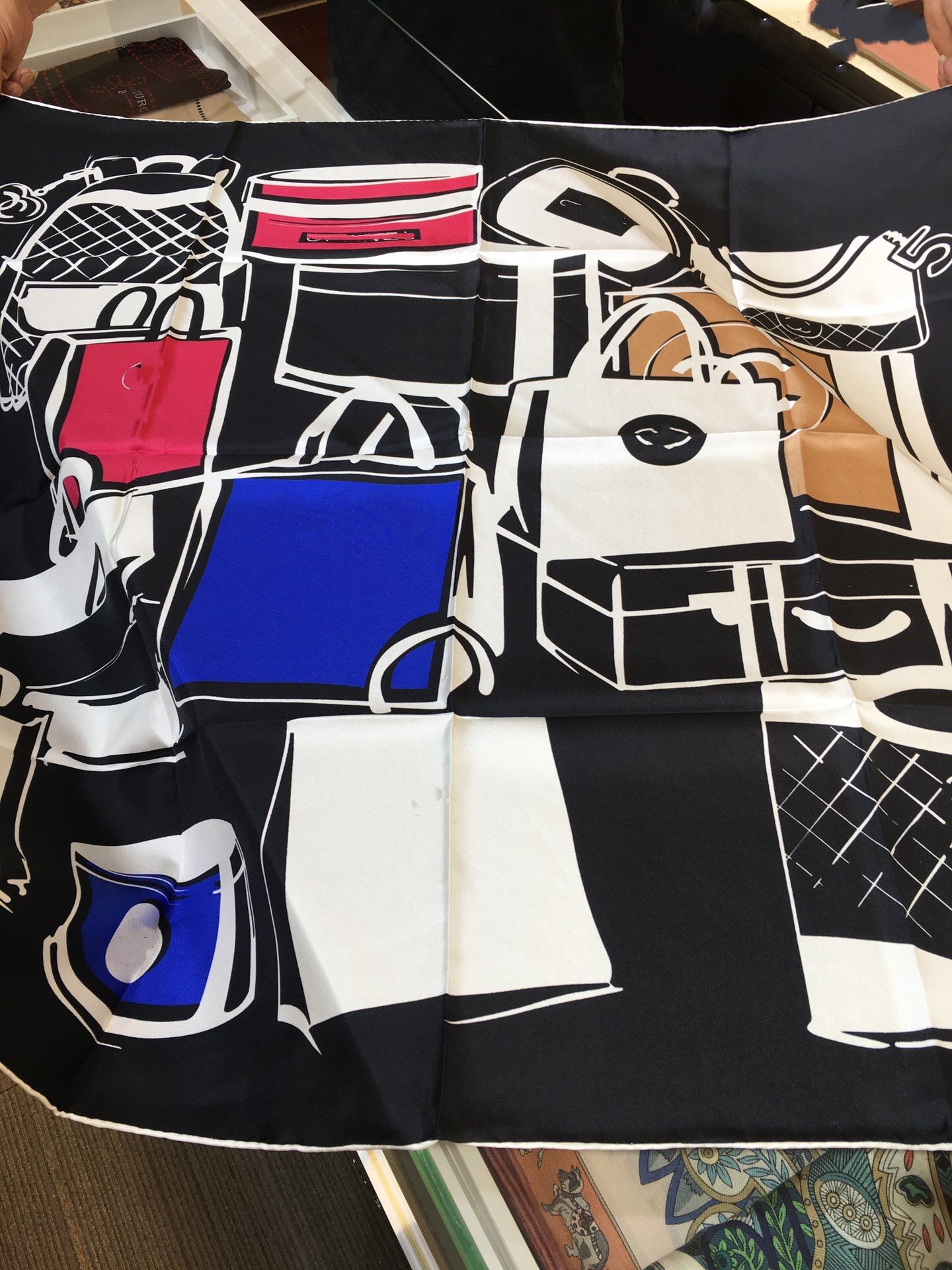Top quality calssic square scarf for ladies 90*90cm bag style design scarves Geometric print headbands silk wraps for free ship, Blue;gray
Top quality calssic square scarf for ladies 90*90cm bag style design scarves Geometric print headbands silk wraps for free ship, Blue;gray