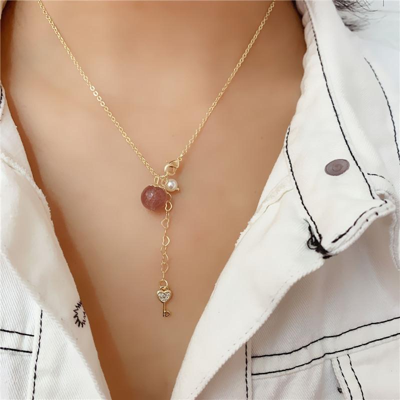 Pendant Necklaces Inlay Zircon Key Collarbone Chain Design Temperament Strawberry Freshwater Pearl Necklace
Pendant Necklaces Inlay Zircon Key Collarbone Chain Design Temperament Strawberry Freshwater Pearl Necklace
