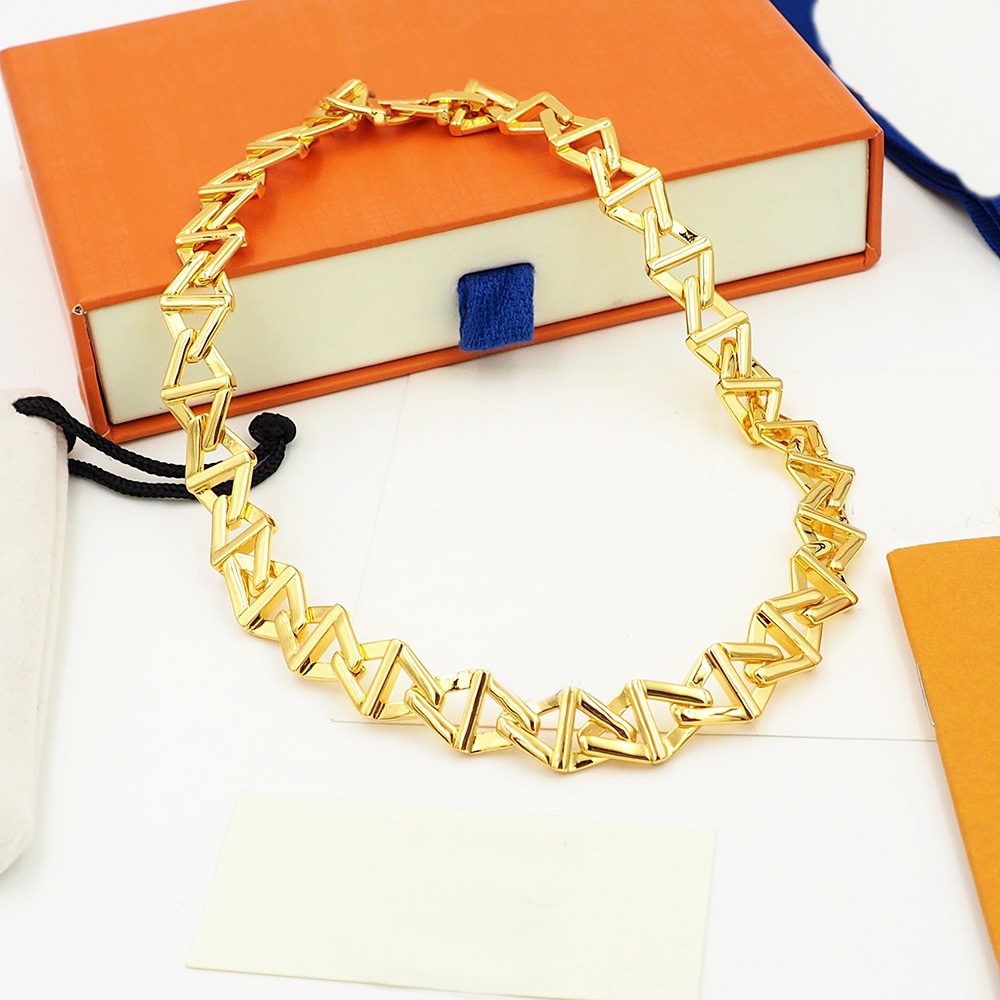 Designers Jewelry Set Fashion Women 18k Gold Engraved V Initials Volt Curb Chain Necklace Earrings Bracelet Sets, No box
Designers Jewelry Set Fashion Women 18k Gold Engraved V Initials Volt Curb Chain Necklace Earrings Bracelet Sets, No box