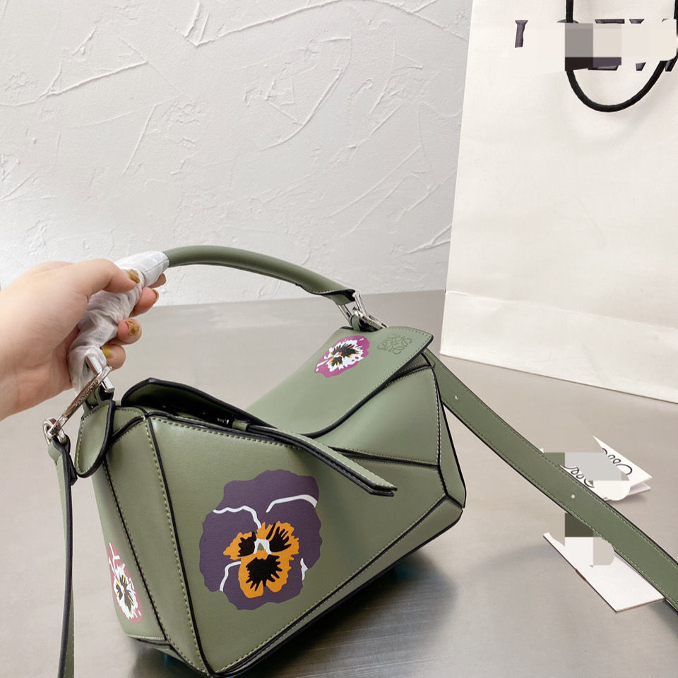 Handbags Luxurys Designer 2021 Loew Puzzle Pure Cowhide Flower Geometric Bag Leather One Shoulder Messenger Portable Fashion zz, Sky blue
Handbags Luxurys Designer 2021 Loew Puzzle Pure Cowhide Flower Geometric Bag Leather One Shoulder Messenger Portable Fashion zz, Sky blue