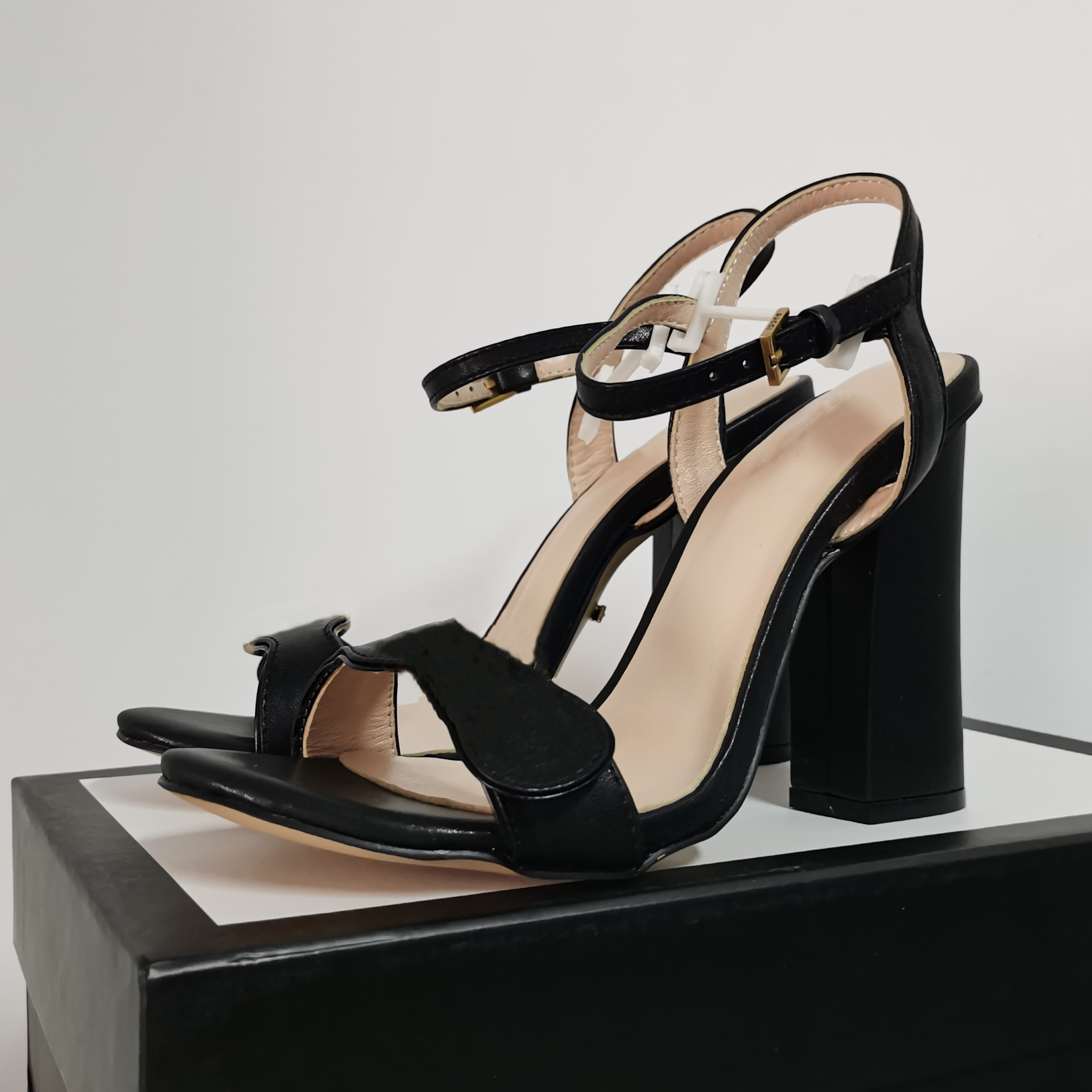 Women Leather mid-heel Sandal 6.5CM Metallic laminate High-heels Designer Double Metal Wedding Party Shoes Adjustable ankle strap with Box, White
Women Leather mid-heel Sandal 6.5CM Metallic laminate High-heels Designer Double Metal Wedding Party Shoes Adjustable ankle strap with Box, White