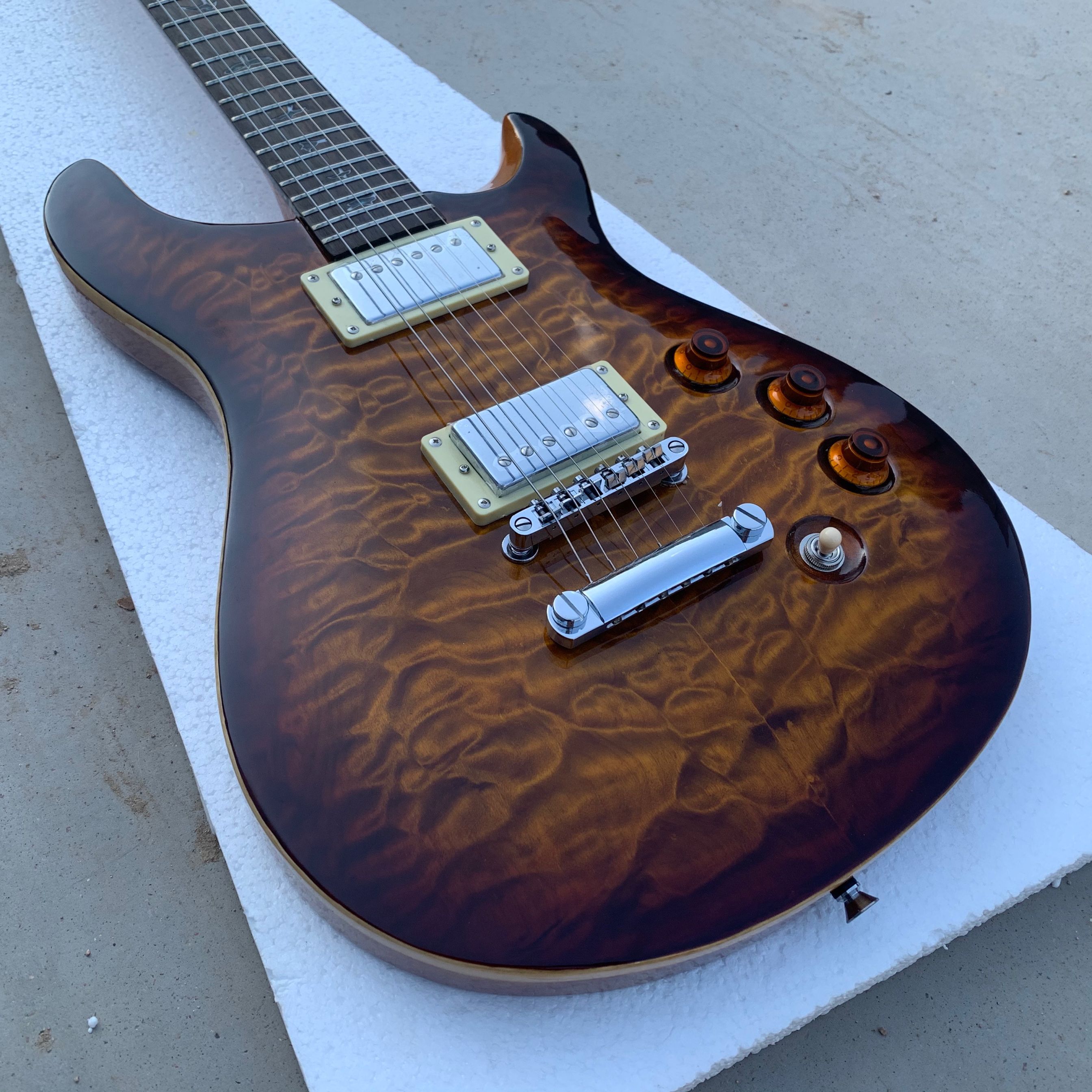 Promotion! Private Stock Paul Reed Brown Quilted Maple Top Electric Guitar Abalone Birds Inlay, 2 Humbucker Pickups, Eagle Logo Headstock
Promotion! Private Stock Paul Reed Brown Quilted Maple Top Electric Guitar Abalone Birds Inlay, 2 Humbucker Pickups, Eagle Logo Headstock