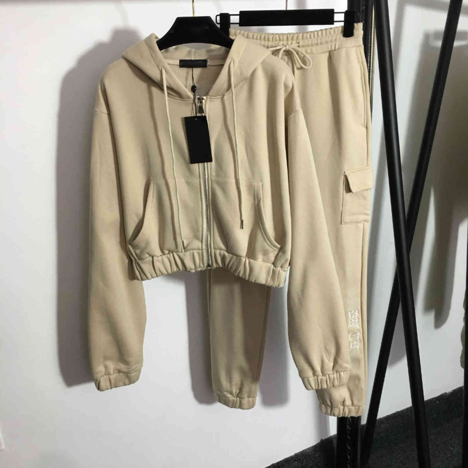 21ss designer clothes women winter tracksuit fashion trend hoodies pants 2 piece suit cotton embroidery high quality heart logo brand hoodie coat set sportswear, Brown
21ss designer clothes women winter tracksuit fashion trend hoodies pants 2 piece suit cotton embroidery high quality heart logo brand hoodie coat set sportswear, Brown