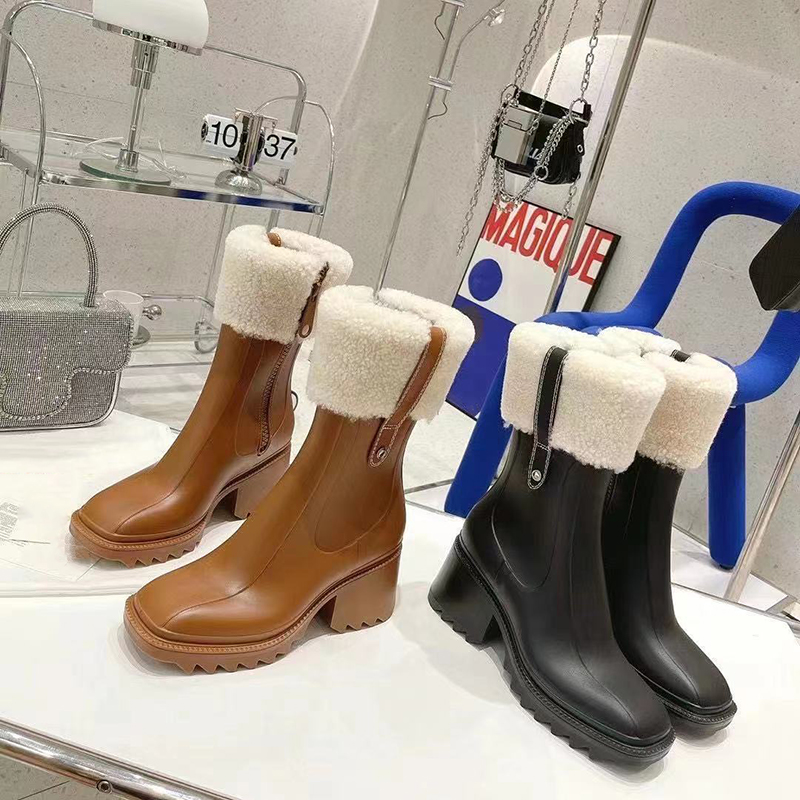 2021 Betty Boot Fur PVC Platform Rain Boots Women Designer Waterproof Shoes Beeled Half Booties Welly Rubber Soles Outdoor Rainshoes NO237, Socks
2021 Betty Boot Fur PVC Platform Rain Boots Women Designer Waterproof Shoes Beeled Half Booties Welly Rubber Soles Outdoor Rainshoes NO237, Socks
