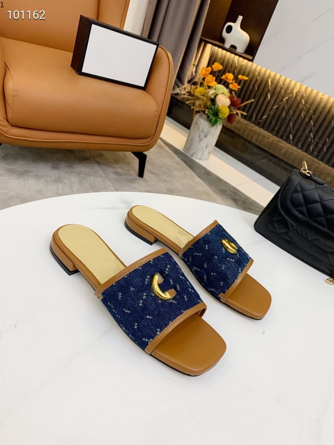 Valentin Designer Summer Beach fashion women Lazy Low heeled flops leather Letters lady Cartoon slippers luxury Metal Ladies 35-42 mkj003
Valentin Designer Summer Beach fashion women Lazy Low heeled flops leather Letters lady Cartoon slippers luxury Metal Ladies 35-42 mkj003