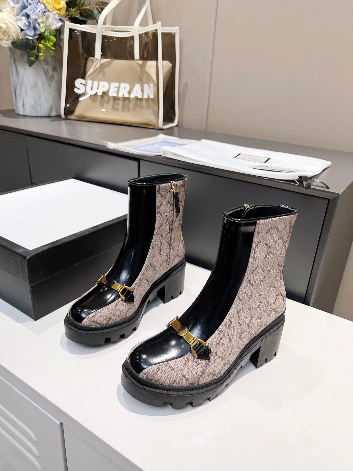 2021 designer Boots women's thick heels work shoes fashion Western Desert Rain winter snow ankle retro British style, Box
2021 designer Boots women's thick heels work shoes fashion Western Desert Rain winter snow ankle retro British style, Box