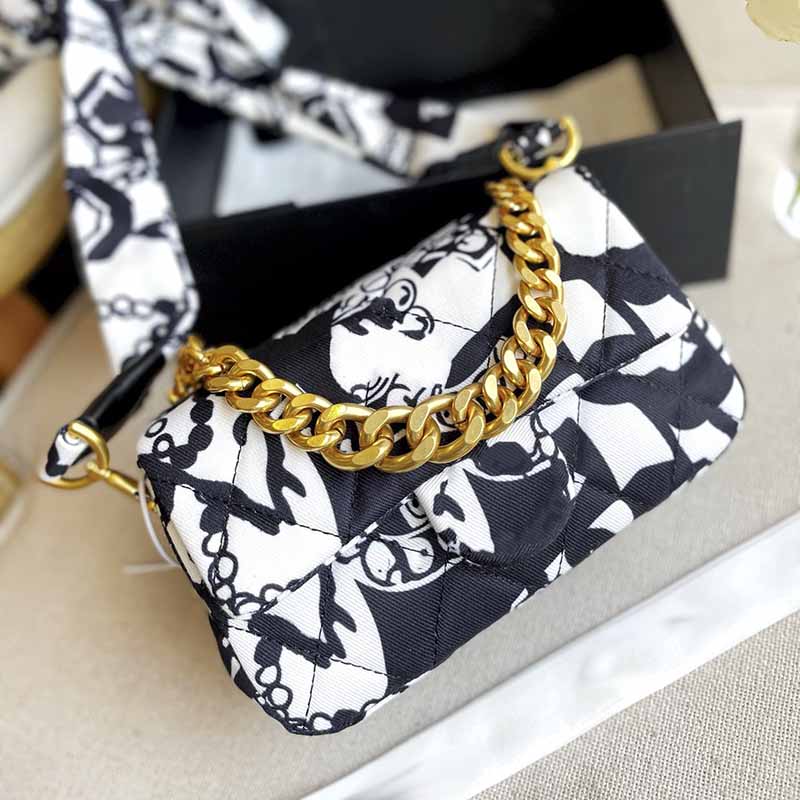 Brand Designer Ladies Shoulder Bags High Quality Canvas Graffiti Messenger Bag Wide One-shoulder Strap Diagonal Bag Black and White Contrast Color Handbags Women, Multi-color
Brand Designer Ladies Shoulder Bags High Quality Canvas Graffiti Messenger Bag Wide One-shoulder Strap Diagonal Bag Black and White Contrast Color Handbags Women, Multi-color