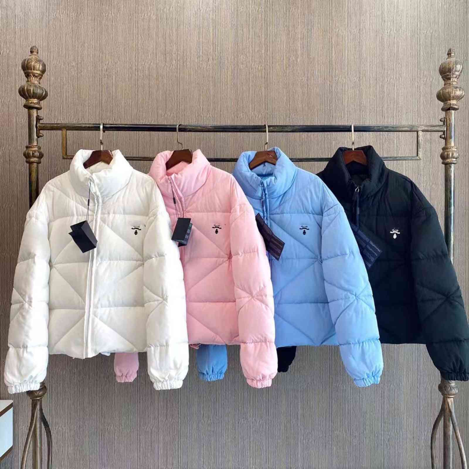 Designer Luxury PRA Ladies Down Jacket Budge Re Nylon Triangle Mark 90% White Goose Down Comfortable and Warm -L, 123
Designer Luxury PRA Ladies Down Jacket Budge Re Nylon Triangle Mark 90% White Goose Down Comfortable and Warm -L, 123