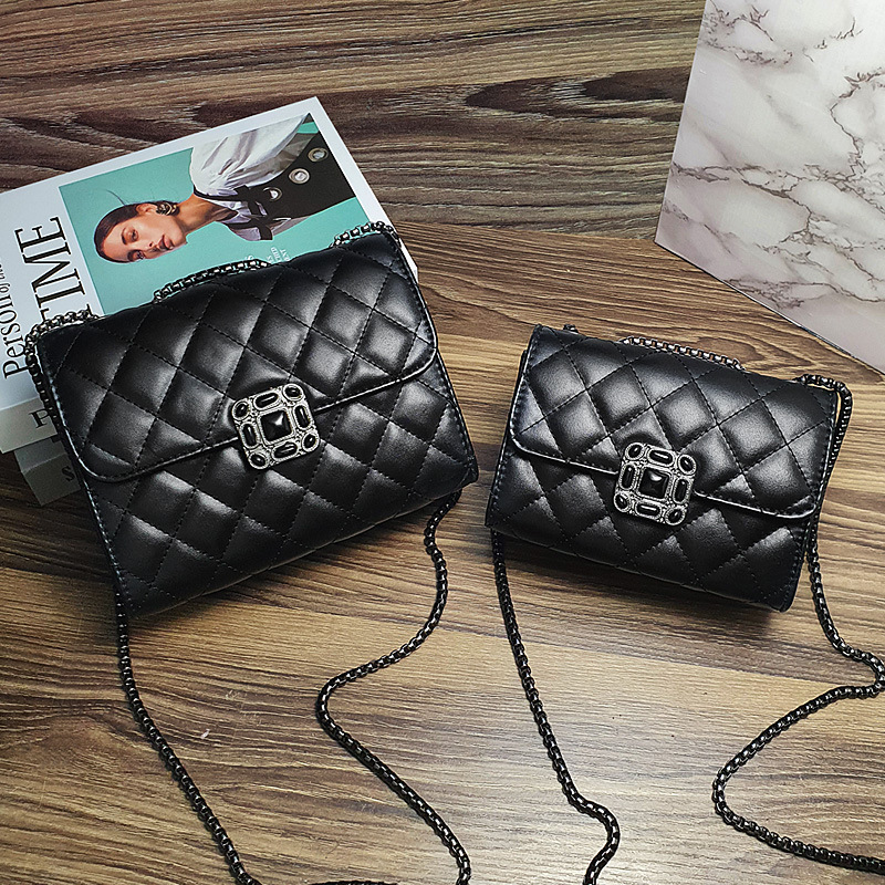 Wholesale factory ladies leather chain bags classic retro sewing plaid clutch bag clamshell square buckle fashion handbags street trend black diamond handbag, Black-small
Wholesale factory ladies leather chain bags classic retro sewing plaid clutch bag clamshell square buckle fashion handbags street trend black diamond handbag, Black-small