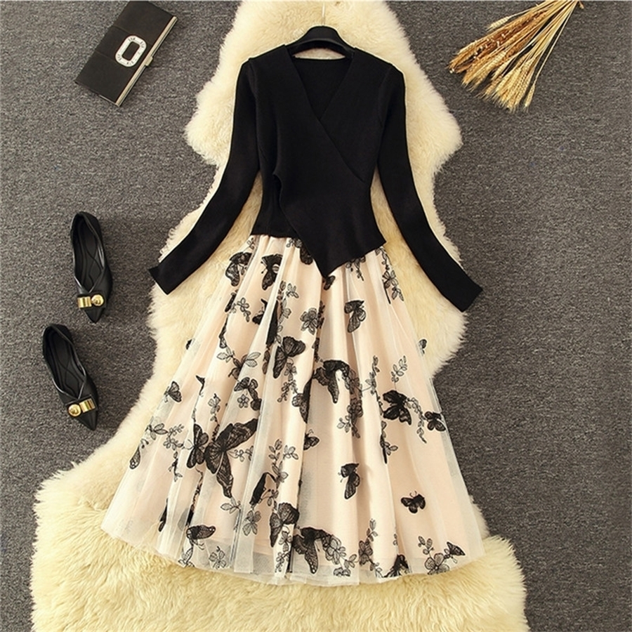 Ral Lace V-Neck Long Sleeve Knit Midi Dress | Spring