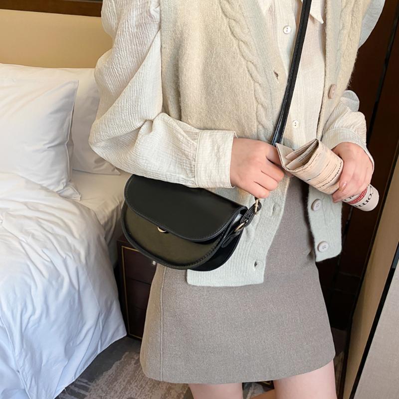 PU Leather Crossbody Bags Simple Solid Color Summer Saddle Shoulder Handbags Female Simple Totes for Women 2021 Trend, Light brown
PU Leather Crossbody Bags Simple Solid Color Summer Saddle Shoulder Handbags Female Simple Totes for Women 2021 Trend, Light brown