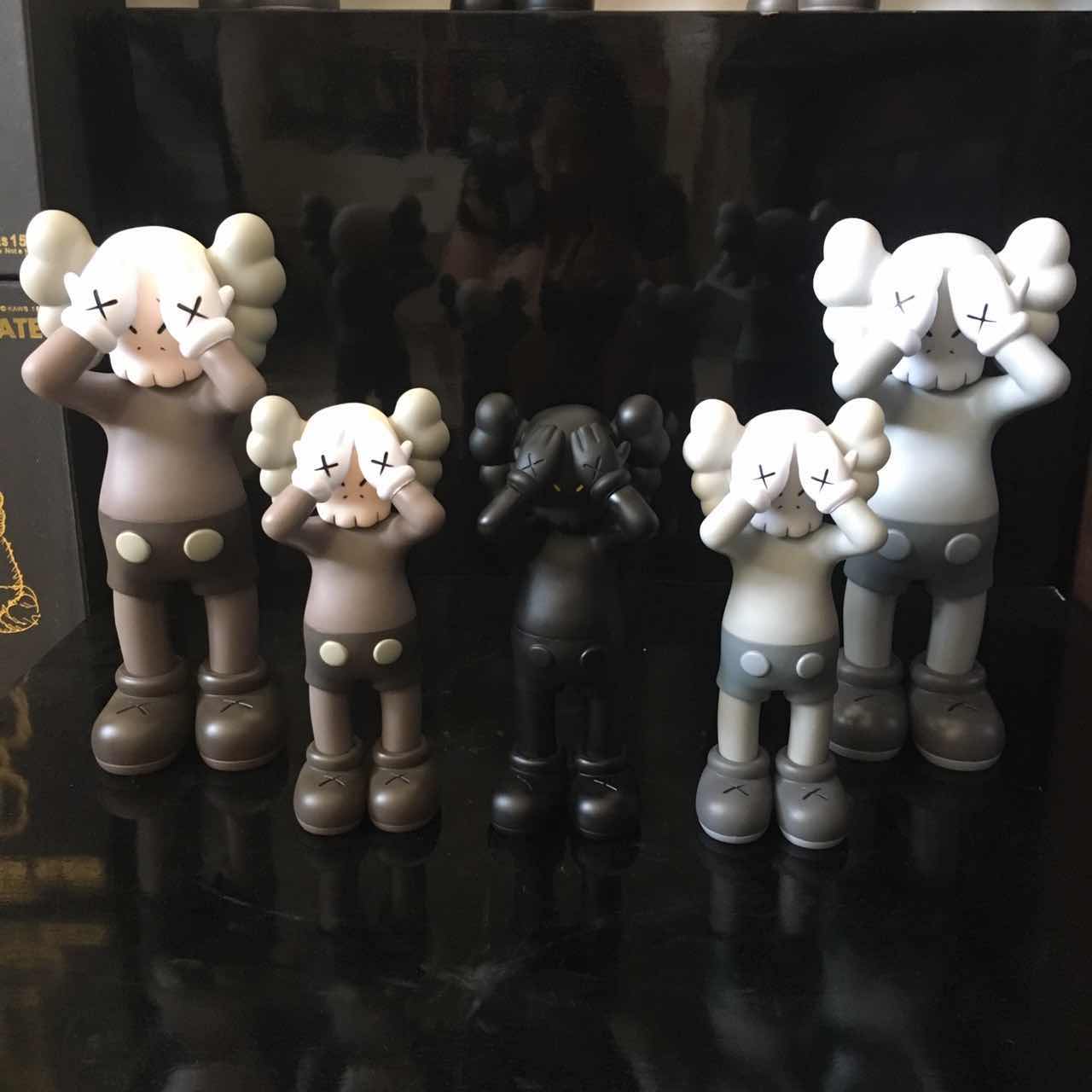 Mand Kaws Newest Original 27cm 0.5kg cover face prototype doll hand model toy partner cover modeling for the original box action figure mode
Mand Kaws Newest Original 27cm 0.5kg cover face prototype doll hand model toy partner cover modeling for the original box action figure mode
