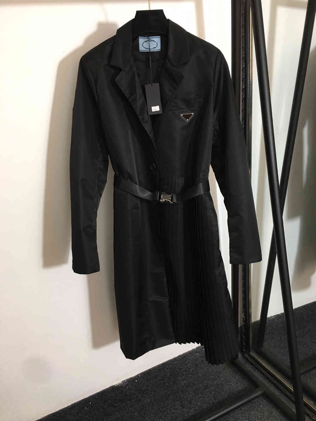 2021 women autumn jackets Metal logo triangle coat Safety buckle belt waist and pleated long-sleeved dress, Only for price difference
2021 women autumn jackets Metal logo triangle coat Safety buckle belt waist and pleated long-sleeved dress, Only for price difference