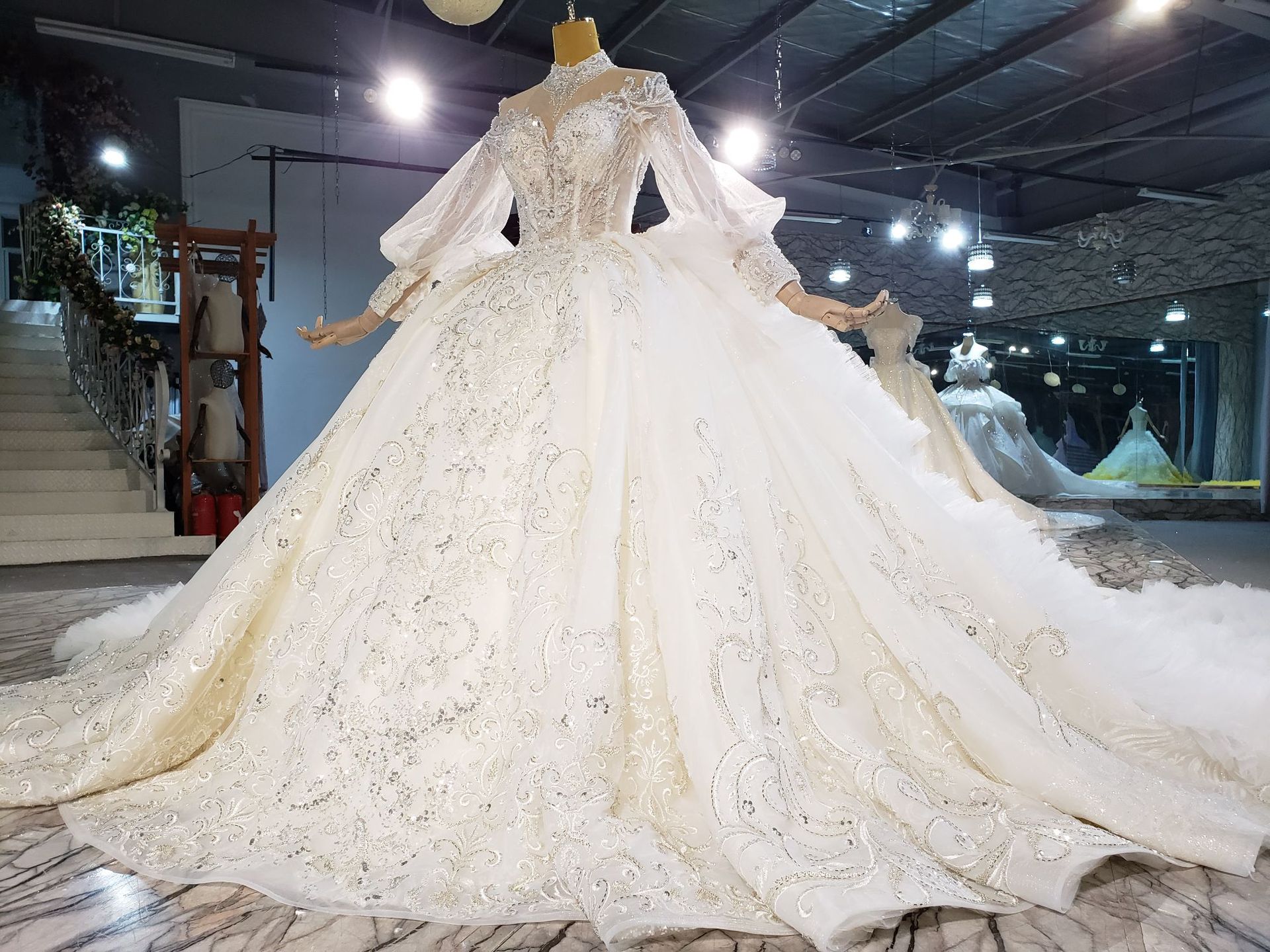 Lace Embroidery Crystals urious Ball Gown Wedding Dresses Long Sleeves High Neck Puffy Princess Church Bridal Gowns Saudi Arabia Dubai Vestidos De Nov