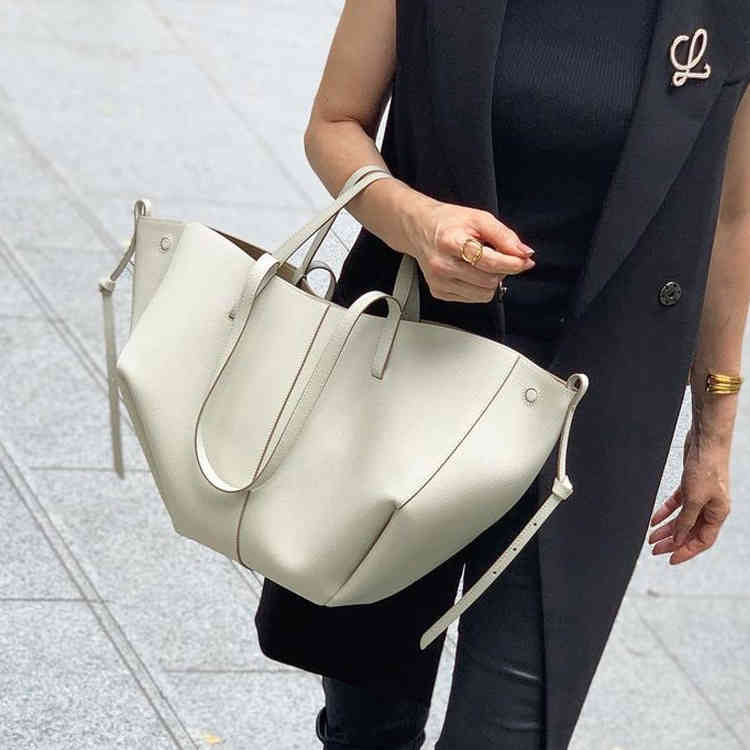 Polene France Edition Handbag 2021 New Numberten Bucket Type Single Shoulder Armpit Bag Messenger, Large gray
Polene France Edition Handbag 2021 New Numberten Bucket Type Single Shoulder Armpit Bag Messenger, Large gray