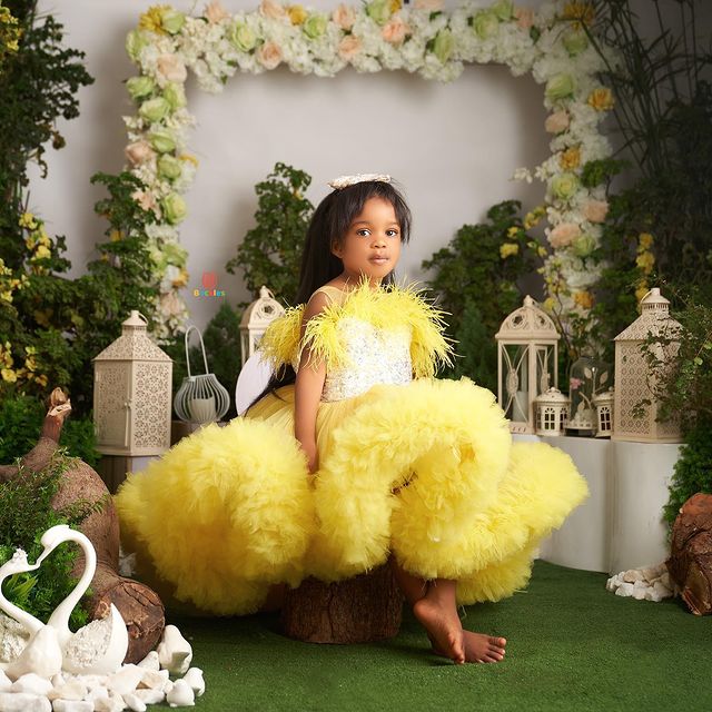 Yellow Luxurious 2021 Flower Girl Dresses Sheer Neck Feather Tiers Little Girl Wedding Dresses Cheap Communion Pageant Dresses Gowns ZJ735