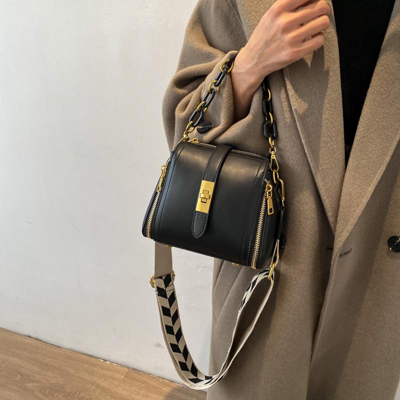 2021 new Solid Color PU Leather Crossbody Bags For Women designer Chain Shoulder Messenger Bag Female fashion Travel bucket bag, Beige
2021 new Solid Color PU Leather Crossbody Bags For Women designer Chain Shoulder Messenger Bag Female fashion Travel bucket bag, Beige