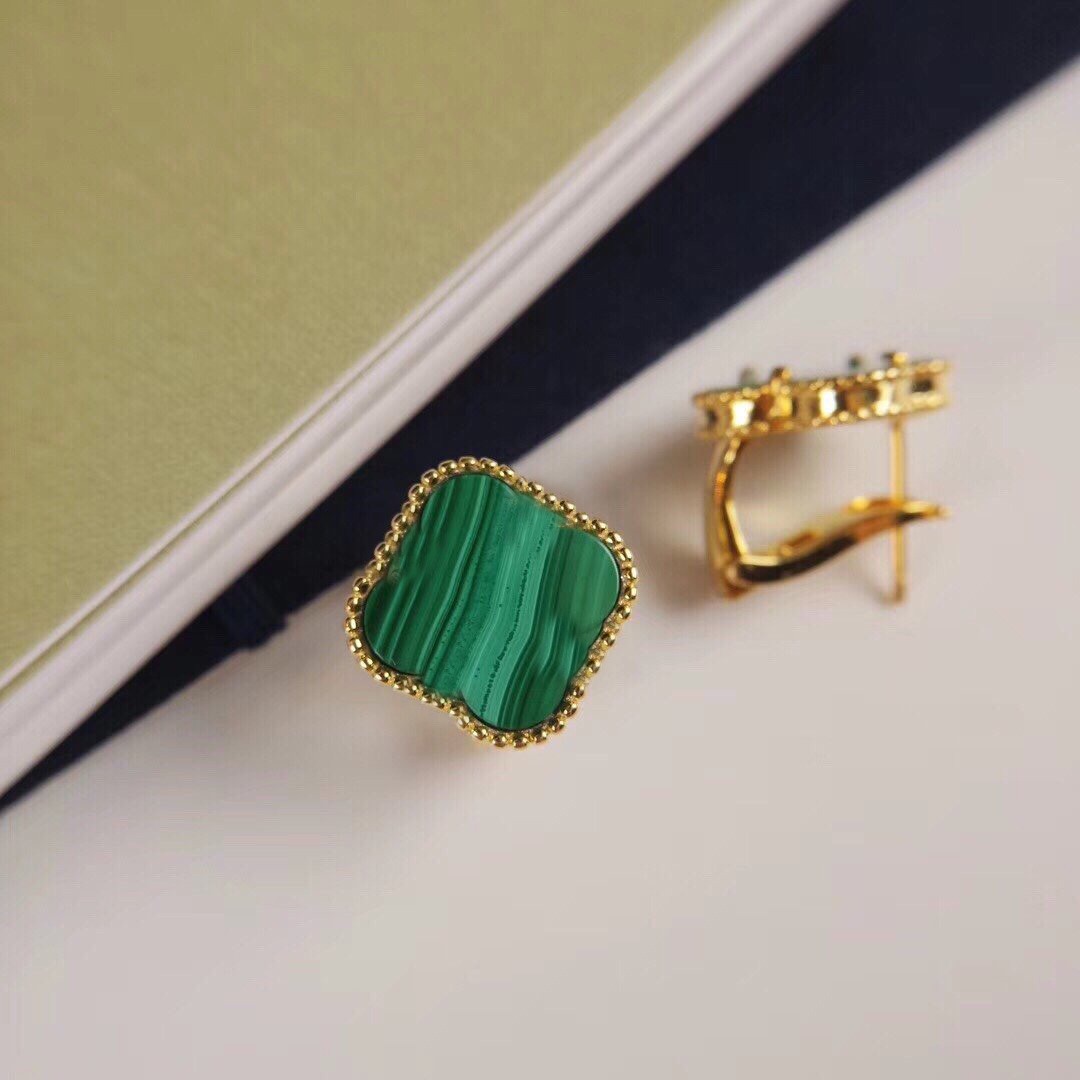 With box woman Cleef stud Earrings carti rings Designer Pendant Necklaces Screw Bracelet Van Loves Fashion herme 04277x
With box woman Cleef stud Earrings carti rings Designer Pendant Necklaces Screw Bracelet Van Loves Fashion herme 04277x
