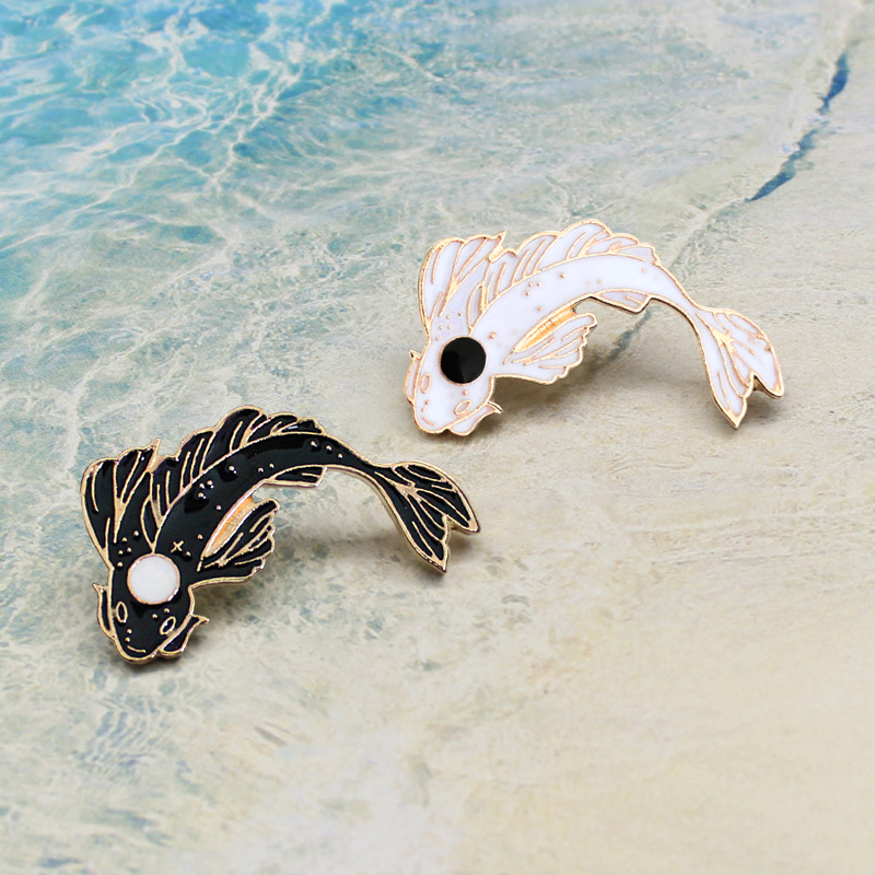 Fashion Creative White Black Tai Chi Koi Brooches Cartoon Animal Lucky Fish Paint Enamel Pins Alloy Brooch for Women Denim Shirt Badge Jewelry Gift Accessories
Fashion Creative White Black Tai Chi Koi Brooches Cartoon Animal Lucky Fish Paint Enamel Pins Alloy Brooch for Women Denim Shirt Badge Jewelry Gift Accessories