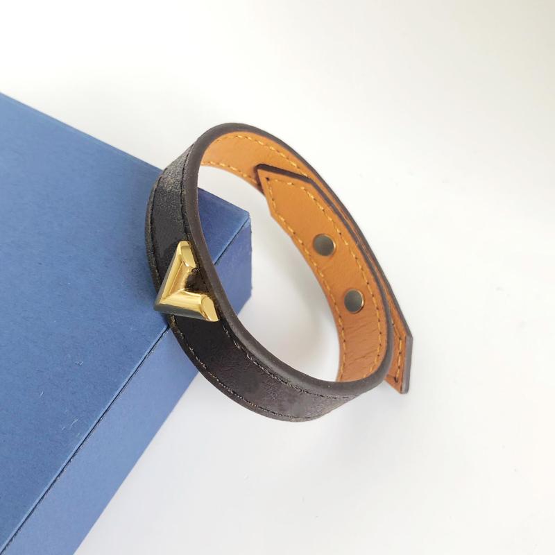 Charm Bracelets 2021 Fashion Leather For Men Women Designers Wristband Flower Pattern Bracelet Jewelry Luxury Classic, Golden;silver
Charm Bracelets 2021 Fashion Leather For Men Women Designers Wristband Flower Pattern Bracelet Jewelry Luxury Classic, Golden;silver