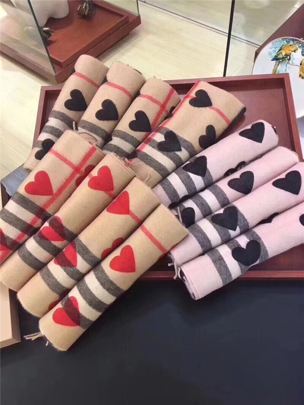 High quality 100% wool scarf for both men and women Classic cashmere shawl 180*32cm wholesale
High quality 100% wool scarf for both men and women Classic cashmere shawl 180*32cm wholesale