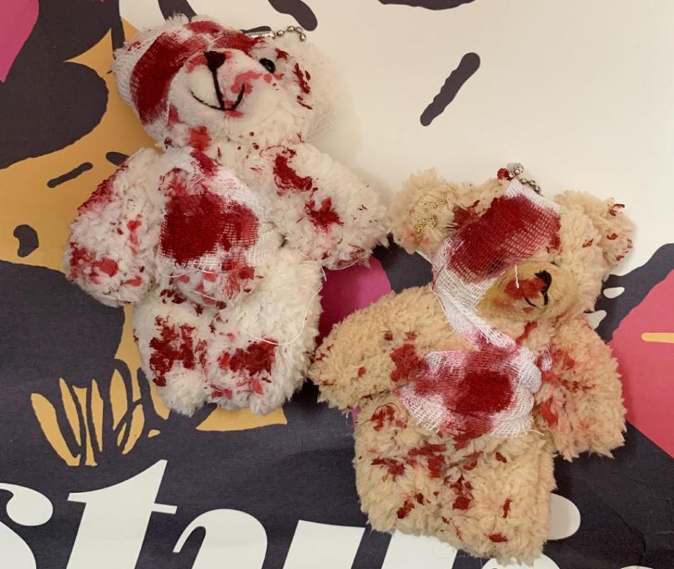 Keychains Halloween Bloody Bandage Bear Plush Keychain For Women Men Funny Punk Disabled Doll Key Chain Gifts Car Backpack Accessories
Keychains Halloween Bloody Bandage Bear Plush Keychain For Women Men Funny Punk Disabled Doll Key Chain Gifts Car Backpack Accessories
