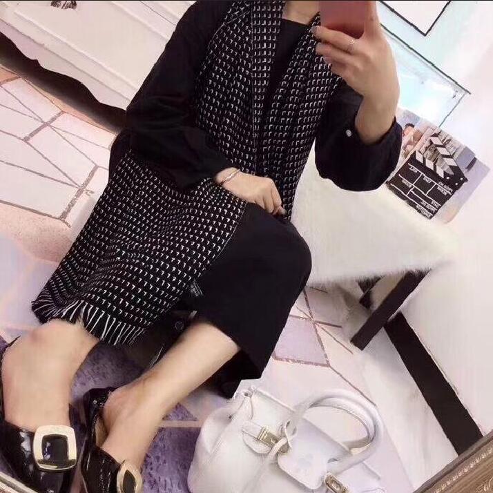 100% Wool scarves Autumn /Winter leisure Shawl for Men and Women High-end Quality Classic temperament Letter Print Winter Thick Warm scarf
100% Wool scarves Autumn /Winter leisure Shawl for Men and Women High-end Quality Classic temperament Letter Print Winter Thick Warm scarf