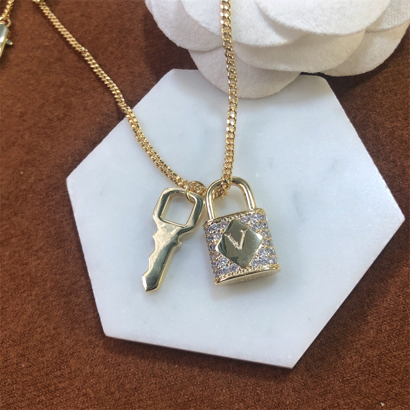Retro Lock Key Pendant Necklaces Designer Women Men Carving Letter Jewelry Pendants Necklace Unisex Couple Accessories Lover Gifts
Retro Lock Key Pendant Necklaces Designer Women Men Carving Letter Jewelry Pendants Necklace Unisex Couple Accessories Lover Gifts