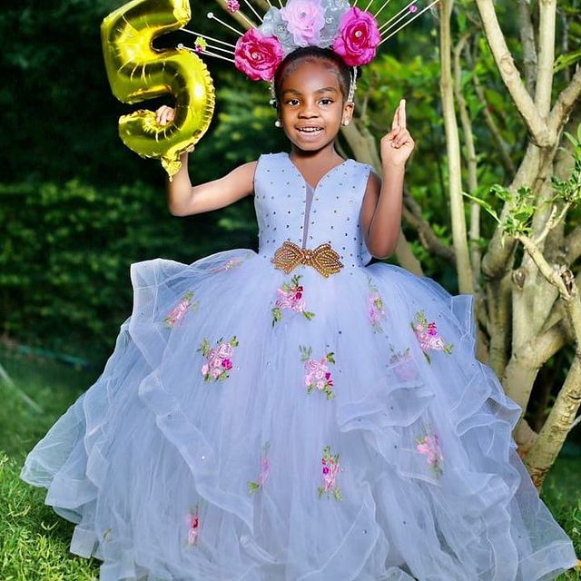 Lace Crystals 2021 Flower Girl Dresses Ball Gown Tiers Tulle Little Girl Wedding Dresses Cheap Communion Pageant Dresses Gowns ZJ737