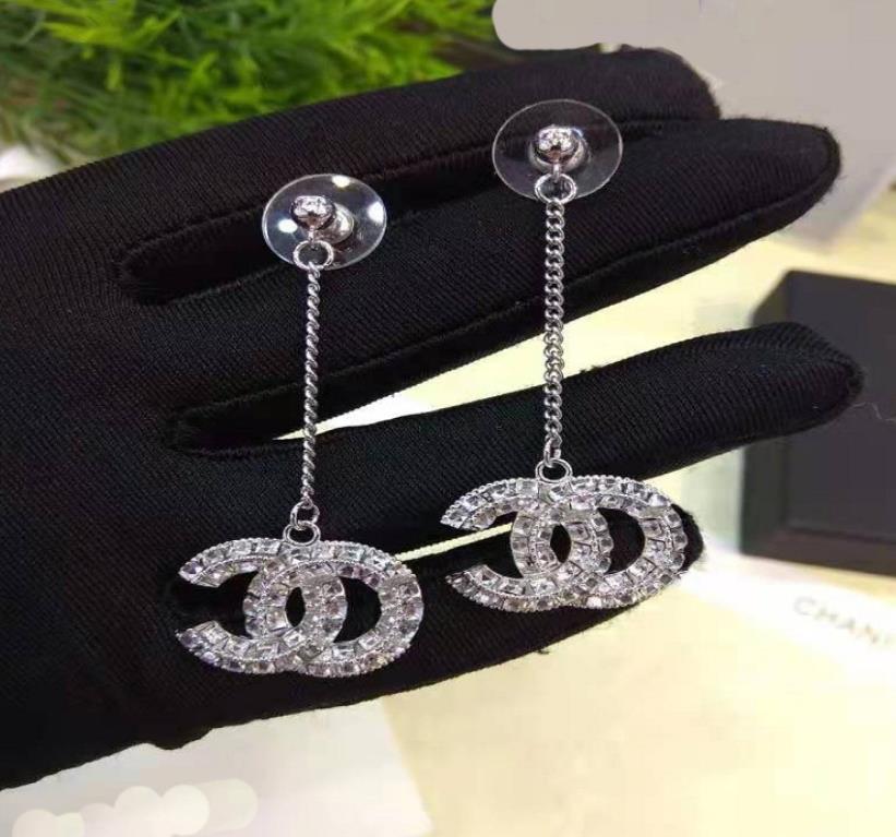 Xiangjia xiaoxiangfeng long chain square stone letter Earrings 925 silver needle Earrings Fashion temperament Earrings female
Xiangjia xiaoxiangfeng long chain square stone letter Earrings 925 silver needle Earrings Fashion temperament Earrings female