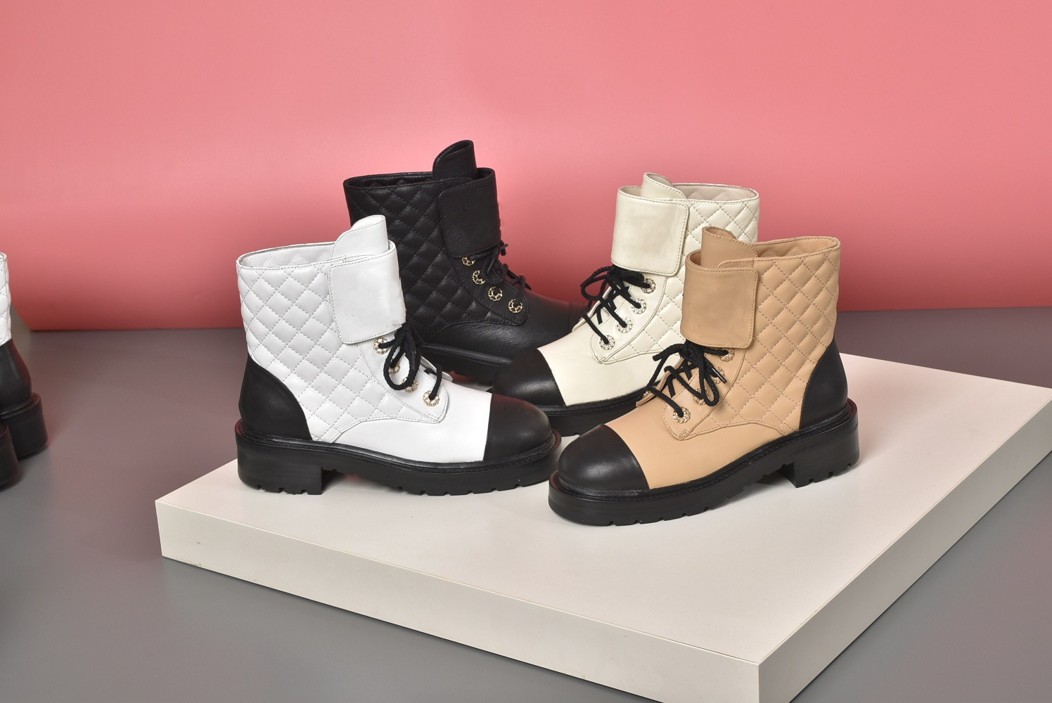 Original Style Top Patent Calfskin Martin Boots Womens Plaid Tweed Platform Flat Ankle Boot Black White Leather Gingham Lace-up Winter Shoes With Box Size 35-40
Original Style Top Patent Calfskin Martin Boots Womens Plaid Tweed Platform Flat Ankle Boot Black White Leather Gingham Lace-up Winter Shoes With Box Size 35-40