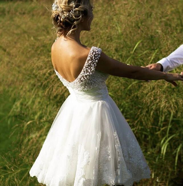 Summer Short A e Wedding Dresses Top Pearls Beading Open Back Mini Country Garden Lace Applique Bridal Gowns Engagement Party Dress