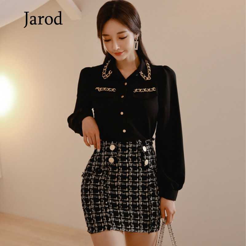 Ladies Fashion Tweed 2 Piece Set Women Autumn Turn Down Collar Black Chiffon Shirt And High Waist Mini Skirt Suit 210526
Ladies Fashion Tweed 2 Piece Set Women Autumn Turn Down Collar Black Chiffon Shirt And High Waist Mini Skirt Suit 210526