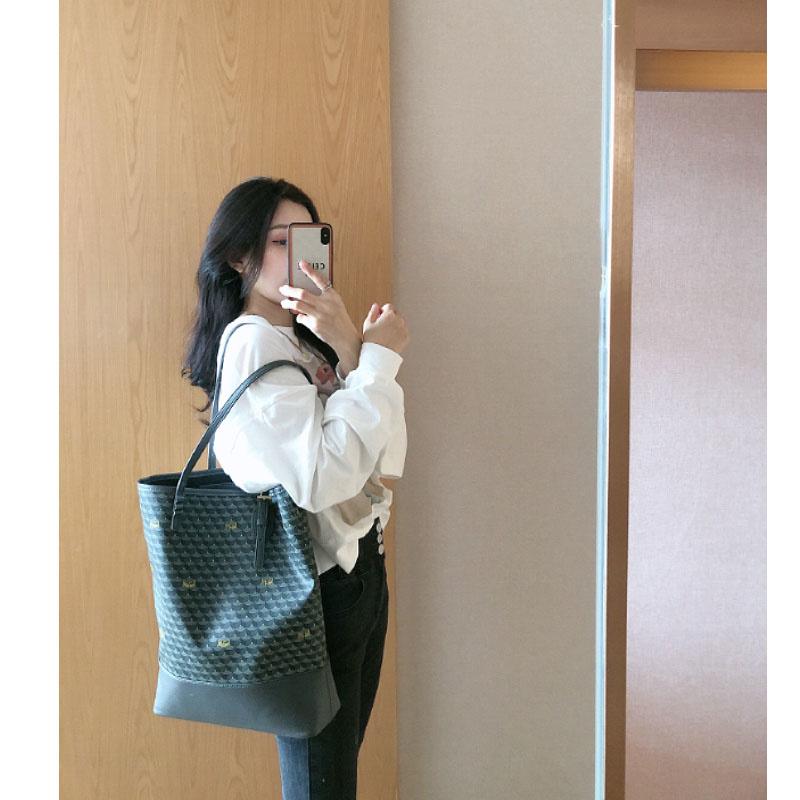 Duffel Bags Faure Bucket Bag Female Luxury Fashion Briefcase Single Shoulder Large Capacity Womens Dog Tooth 1717 Vertical Tote, Vertical tote bag
Duffel Bags Faure Bucket Bag Female Luxury Fashion Briefcase Single Shoulder Large Capacity Womens Dog Tooth 1717 Vertical Tote, Vertical tote bag