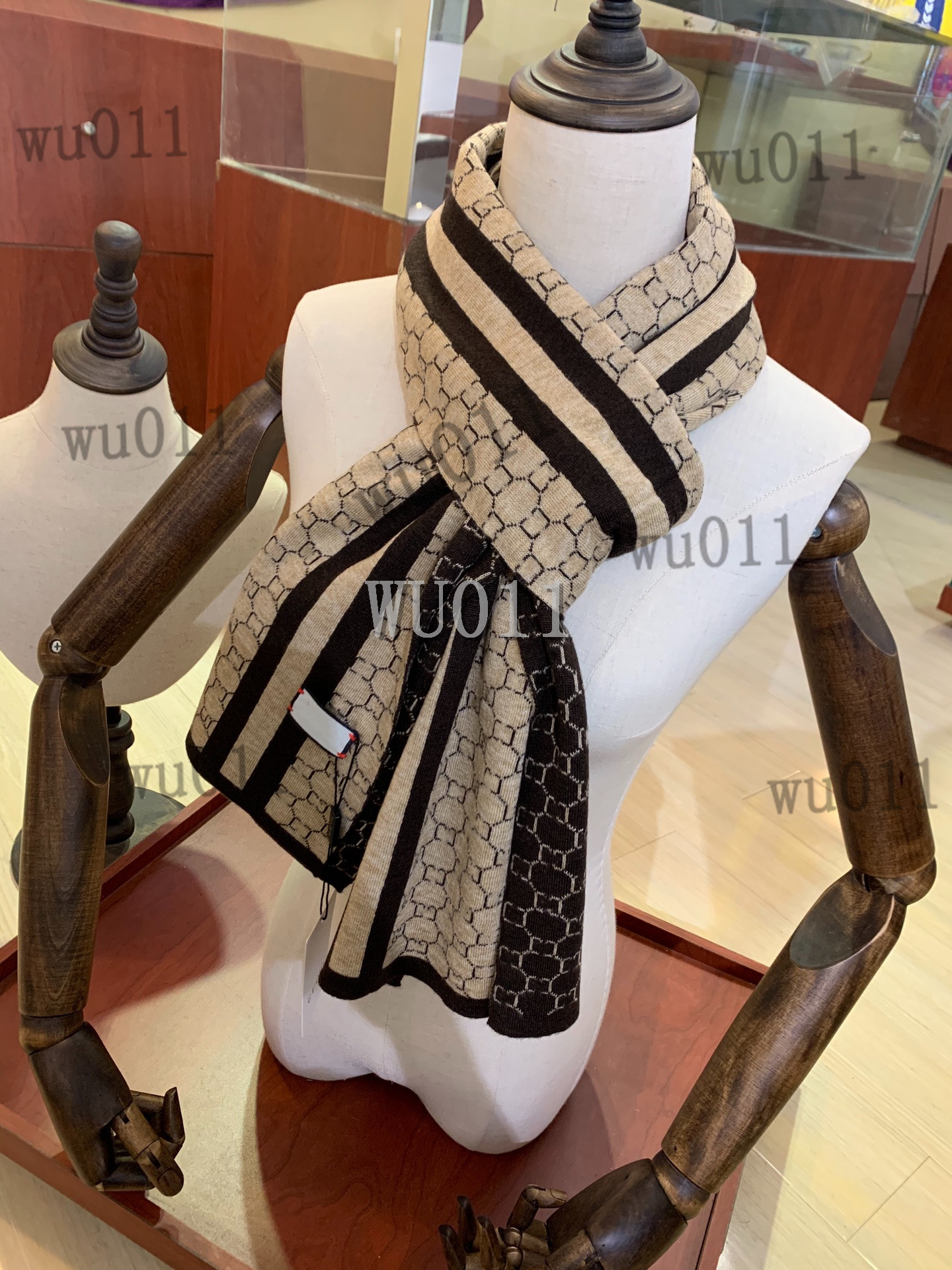 Fashionable scarves for men and women, four seasons letter letters cashmere designer's high quality scarf 180x30cm
Fashionable scarves for men and women, four seasons letter letters cashmere designer's high quality scarf 180x30cm
