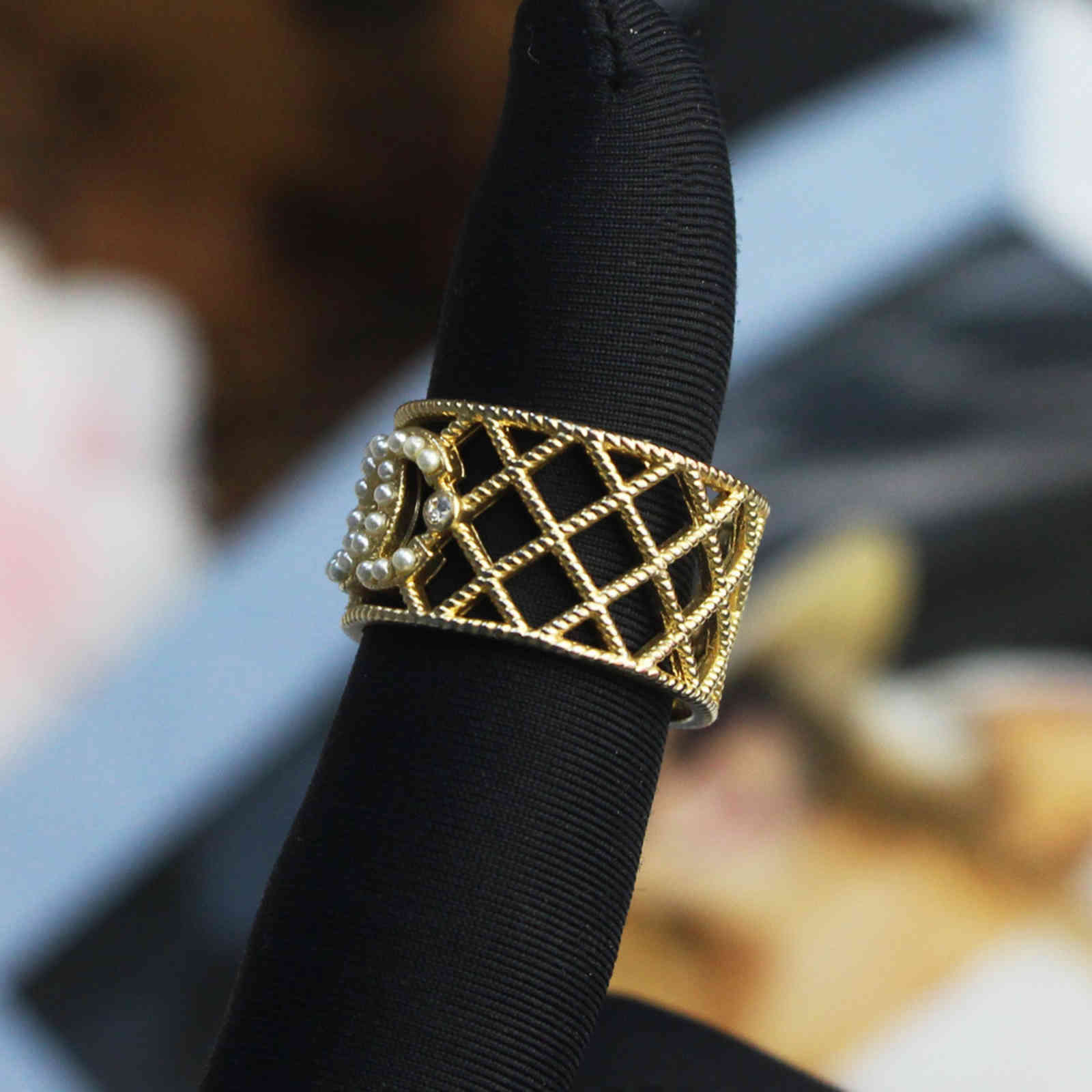 2021 Small Fragrance Diamond Ring Temperament Fashion Versatile Letter Inlaid Pearl Hollow