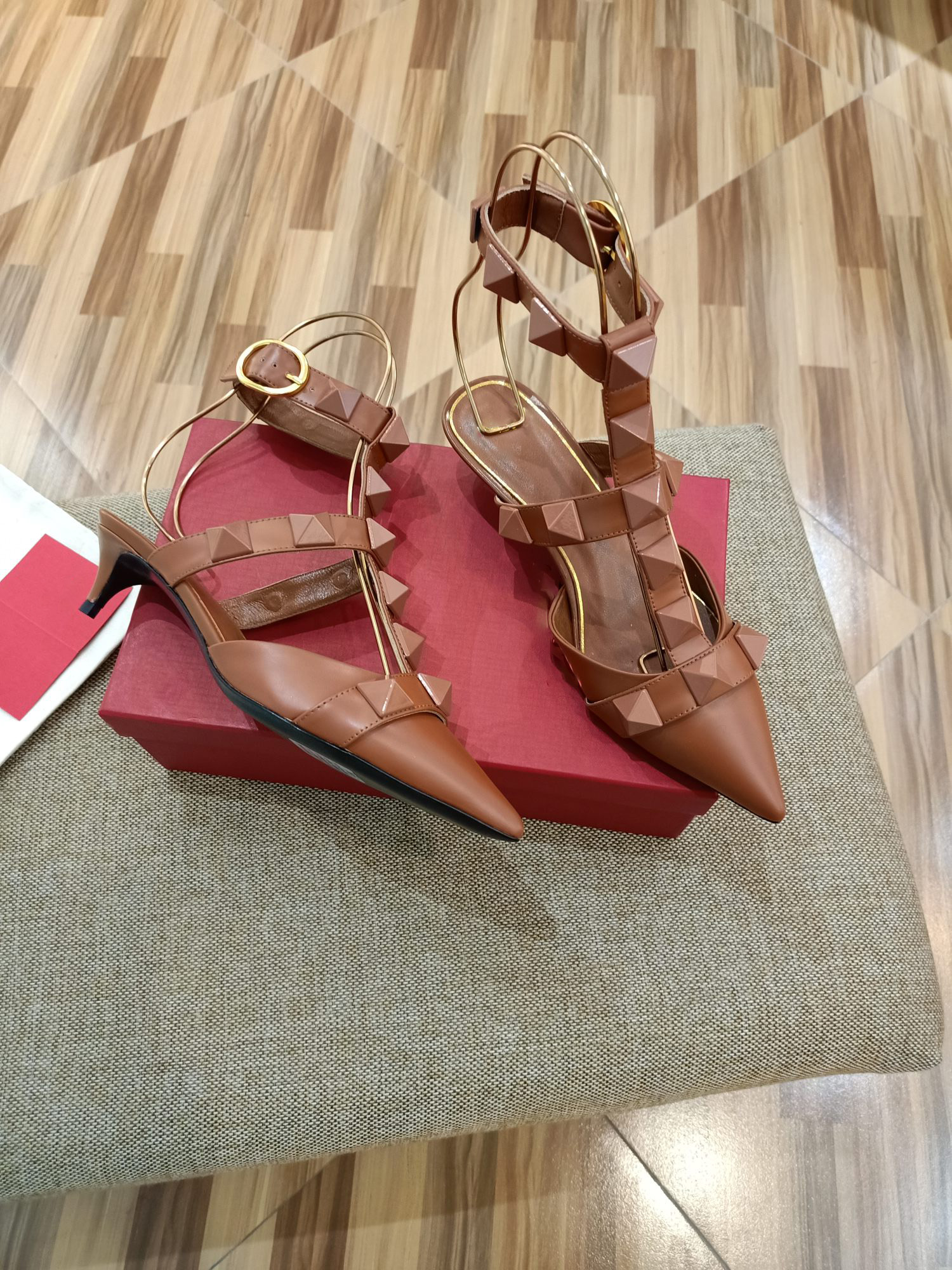 Ms. Fashion Sandals top quality leather summer suit with diamond matching box size 35-41
Ms. Fashion Sandals top quality leather summer suit with diamond matching box size 35-41