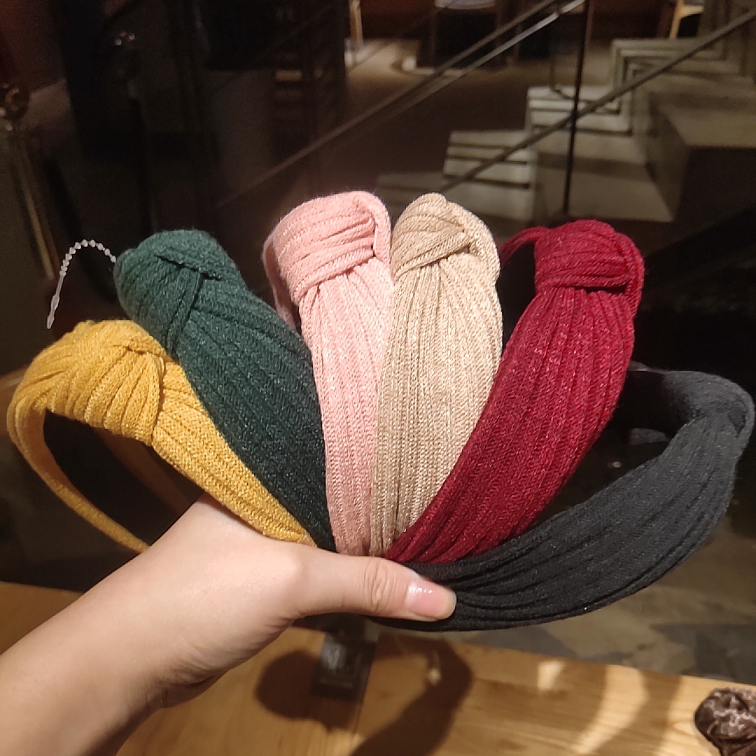 Korea East gate autumn and winter department wool knot hair hoop versatile fashion middle knot head hoop face hair card accessories
Korea East gate autumn and winter department wool knot hair hoop versatile fashion middle knot head hoop face hair card accessories
