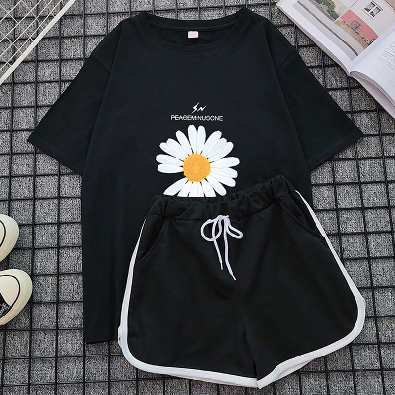 2021 Daisy Sports Suite Print Women's Summer Loose O-neck Korean Style Fashion Short-sleeved Shorts Casual Women Two Piece Outfits 3pe7, Red
2021 Daisy Sports Suite Print Women's Summer Loose O-neck Korean Style Fashion Short-sleeved Shorts Casual Women Two Piece Outfits 3pe7, Red