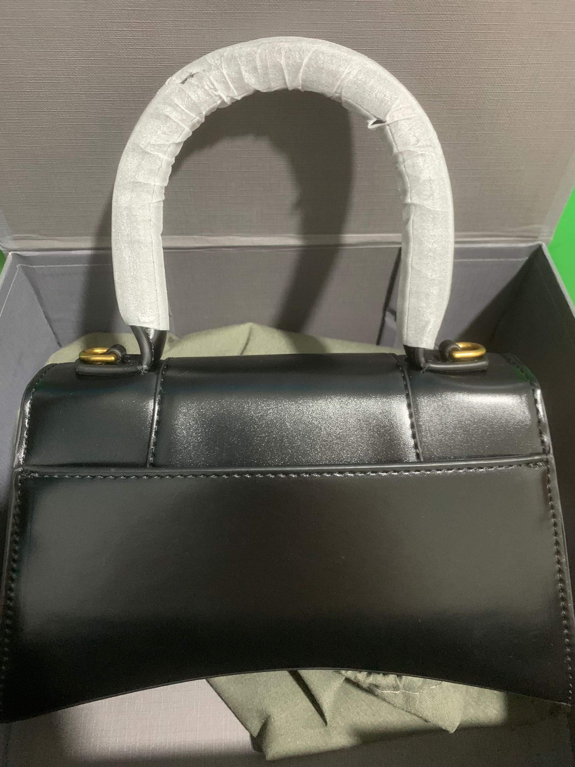 2021 luxury designer handbag high quality hourglass crossbody bag ladies fashion classic one shoulder portable full set gift box packaging.
2021 luxury designer handbag high quality hourglass crossbody bag ladies fashion classic one shoulder portable full set gift box packaging.