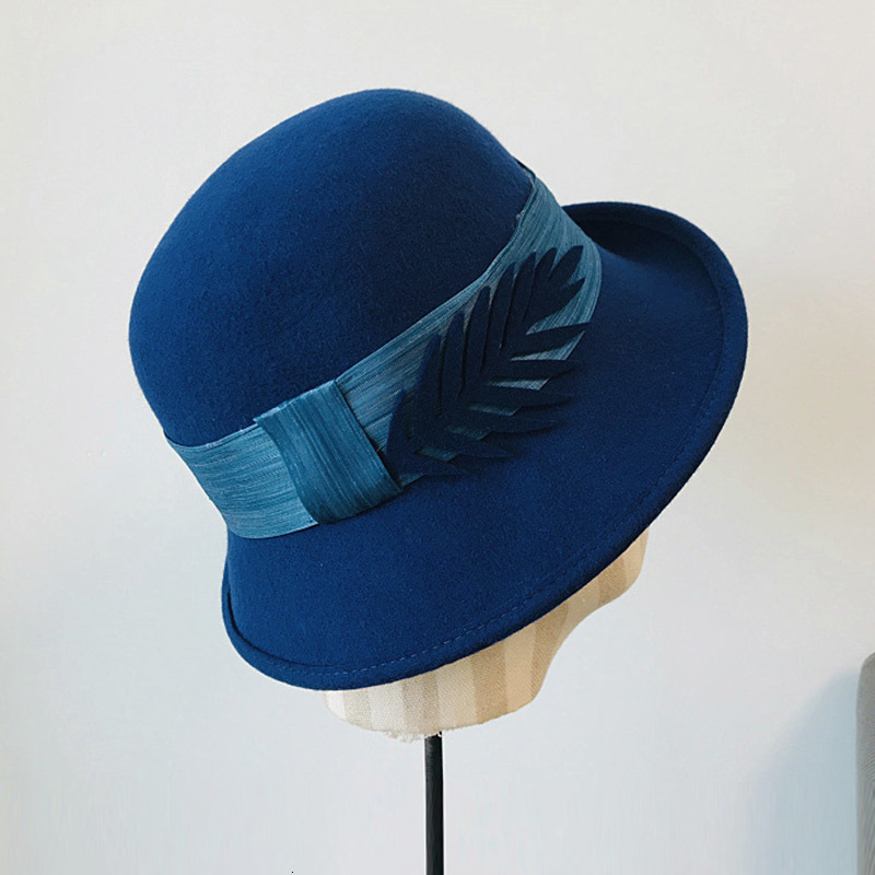 2021 New Elegant Ladies Winter Hats Round Fedora for Women Upturn Brim Ribbon Leaf Retro Wool Cloche Church Wedding Bowler Hat Tlcf, Khaki
2021 New Elegant Ladies Winter Hats Round Fedora for Women Upturn Brim Ribbon Leaf Retro Wool Cloche Church Wedding Bowler Hat Tlcf, Khaki