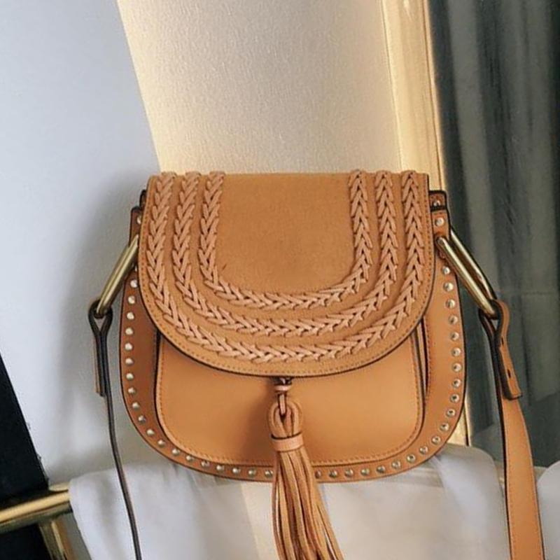 Classic Vintage Woven Saddle Bag Women Designer Handbags Tassel Suede Braided Cowhide Rivet Shoulder Bags Cross Body Evening Messenger Bag
Classic Vintage Woven Saddle Bag Women Designer Handbags Tassel Suede Braided Cowhide Rivet Shoulder Bags Cross Body Evening Messenger Bag