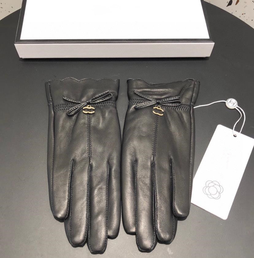 Luxury Sheepskin Leather gloves For women WITH BOX High Quality Designer Bow Sweet Genuine leathers glove Fleece inside Ladies touch screen, Blue;gray
Luxury Sheepskin Leather gloves For women WITH BOX High Quality Designer Bow Sweet Genuine leathers glove Fleece inside Ladies touch screen, Blue;gray