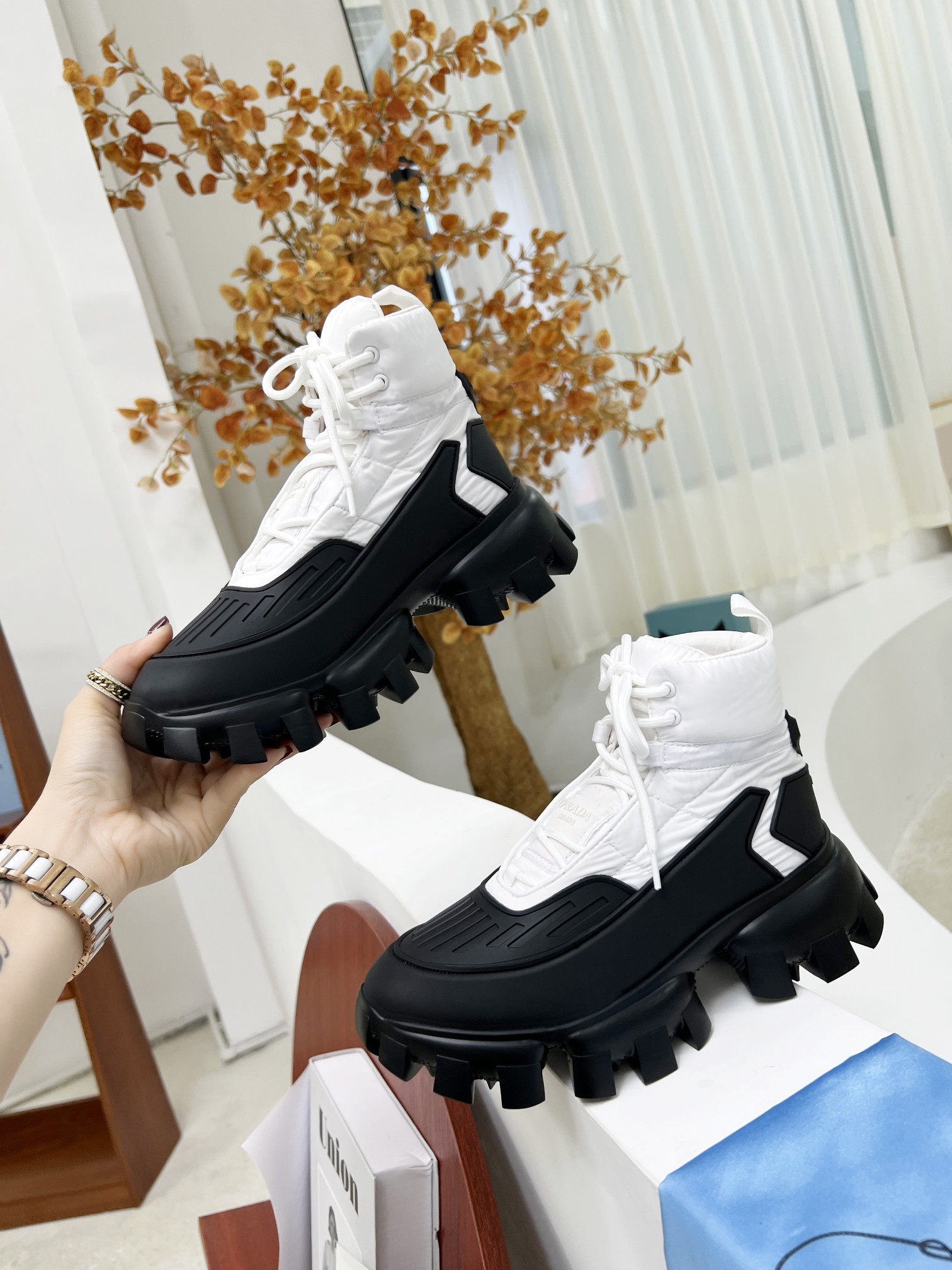 Cloudbust Thunder sneakers luxury designer shoes men women Trainer Casual Shoe 01, Color 7
Cloudbust Thunder sneakers luxury designer shoes men women Trainer Casual Shoe 01, Color 7