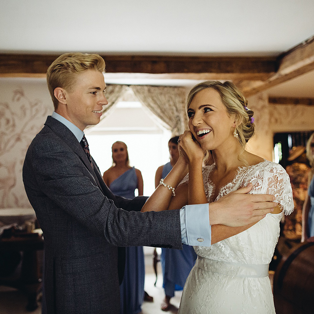 Boho Sheer Lace V-Neck Beach Wedding Dress Cap Sleeves Custom Made A Line Romantic Buttons Rustic Garden Bridal Gowns Long Formal Bride Dresses